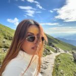 Nia Sharma Instagram - Trekked Right upto the Peak.. (without a 🚁) #chandrashila #tungnathtrek Chandrashila चन्द्रशिला