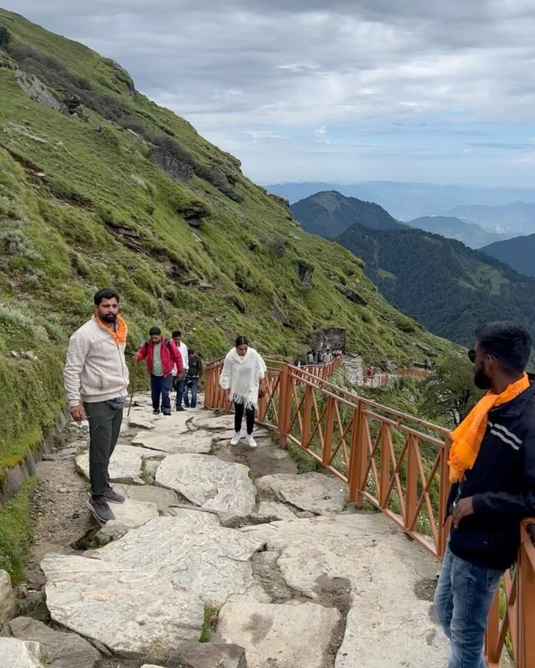 Nia Sharma Instagram - Trekked Right upto the Peak.. (without a 🚁) #chandrashila #tungnathtrek Chandrashila चन्द्रशिला