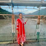 Nia Sharma Instagram - Retracing steps… Memories that we once lived… almost like going back in time Returned to re-live it all. (Manvi all grown up🤪) #rishikesh #laxmanjhula Thanks @vibhakaulbhat for making this happen for me😊 Rishikesh