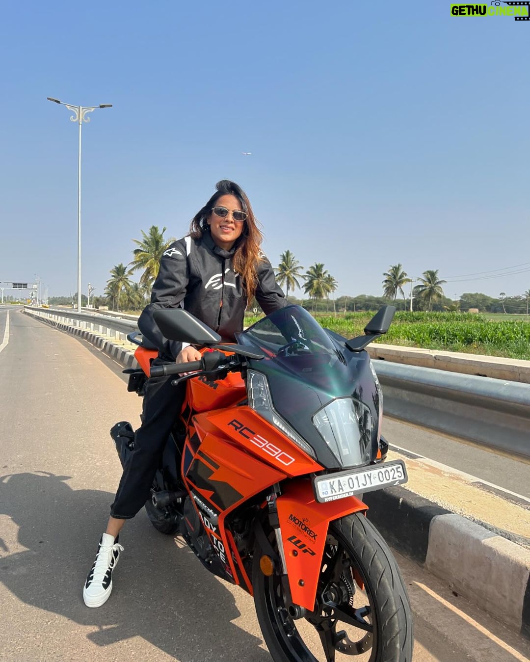 Nia Sharma Instagram - Sunday Morning Rideeee Scenes My way or The Highway 🛣️…. @vinayyshrma Bangalore, India