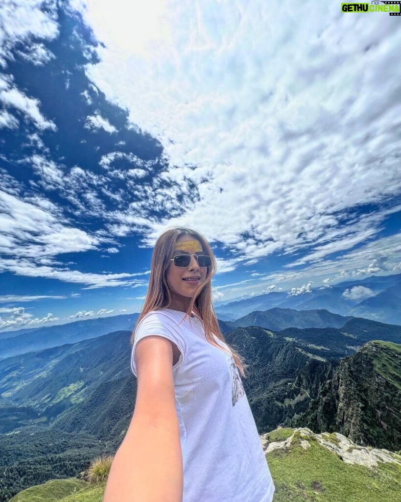Nia Sharma Instagram - Trekked Right upto the Peak.. (without a 🚁) #chandrashila #tungnathtrek Chandrashila चन्द्रशिला