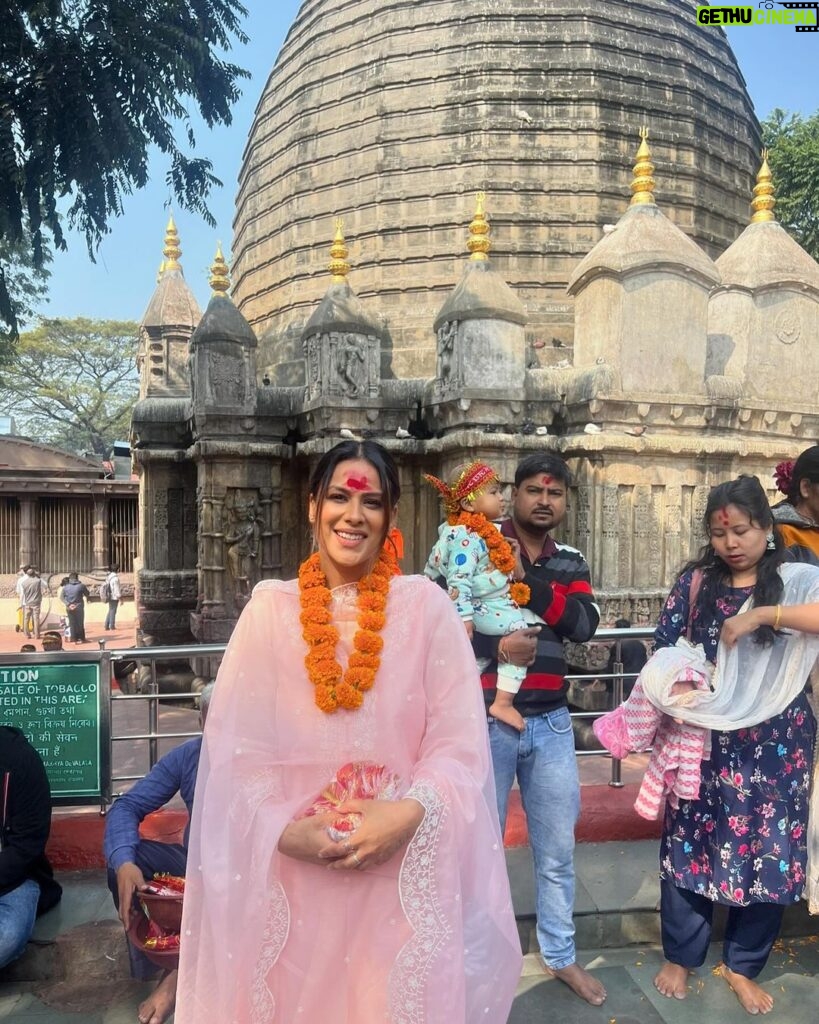 Nia Sharma Instagram - #kamakhyatemple🙏 🙏 This morning is blissful. #gauhati #assam Almost retracing steps.. visited this temple as a kid ,memories are obviously vague.. then a few years ago and Nowww.. 😇 Thank you #AkshayDas #Rajeevda for such beautiful Darshan. Khamakya Devi Temple,.guwahati, Assam
