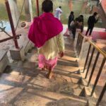 Nia Sharma Instagram - #kamakhyatemple🙏 🙏 This morning is blissful. #gauhati #assam Almost retracing steps.. visited this temple as a kid ,memories are obviously vague.. then a few years ago and Nowww.. 😇 Thank you #AkshayDas #Rajeevda for such beautiful Darshan. Khamakya Devi Temple,.guwahati, Assam
