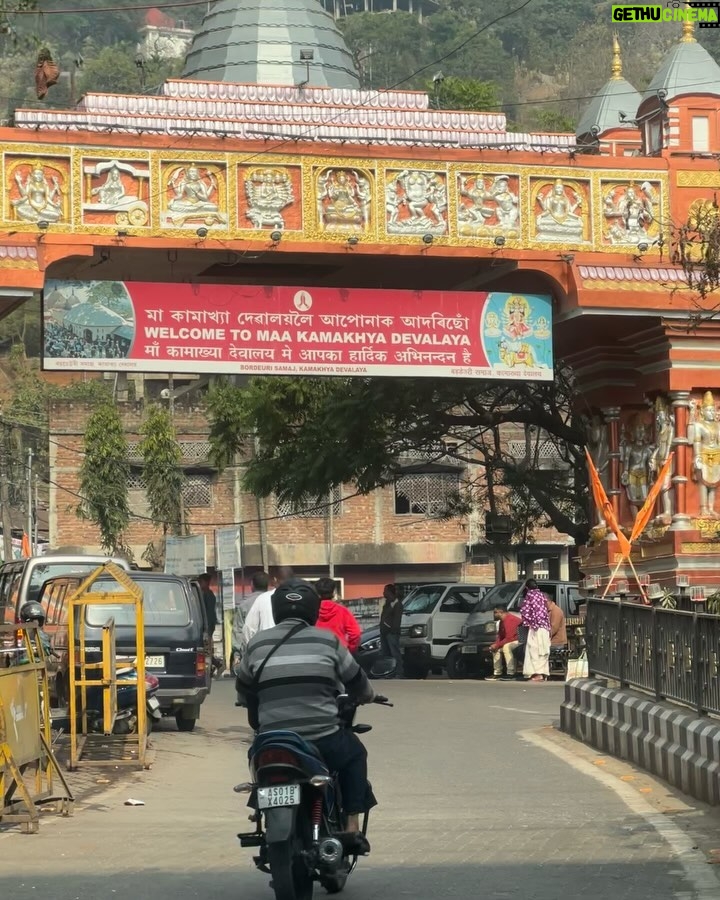 Nia Sharma Instagram - #kamakhyatemple🙏 🙏 This morning is blissful. #gauhati #assam Almost retracing steps.. visited this temple as a kid ,memories are obviously vague.. then a few years ago and Nowww.. 😇 Thank you #AkshayDas #Rajeevda for such beautiful Darshan. Khamakya Devi Temple,.guwahati, Assam