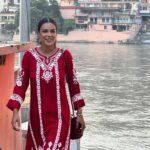 Nia Sharma Instagram - Retracing steps… Memories that we once lived… almost like going back in time Returned to re-live it all. (Manvi all grown up🤪) #rishikesh #laxmanjhula Thanks @vibhakaulbhat for making this happen for me😊 Rishikesh