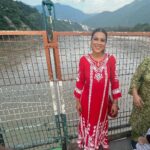 Nia Sharma Instagram - Retracing steps… Memories that we once lived… almost like going back in time Returned to re-live it all. (Manvi all grown up🤪) #rishikesh #laxmanjhula Thanks @vibhakaulbhat for making this happen for me😊 Rishikesh