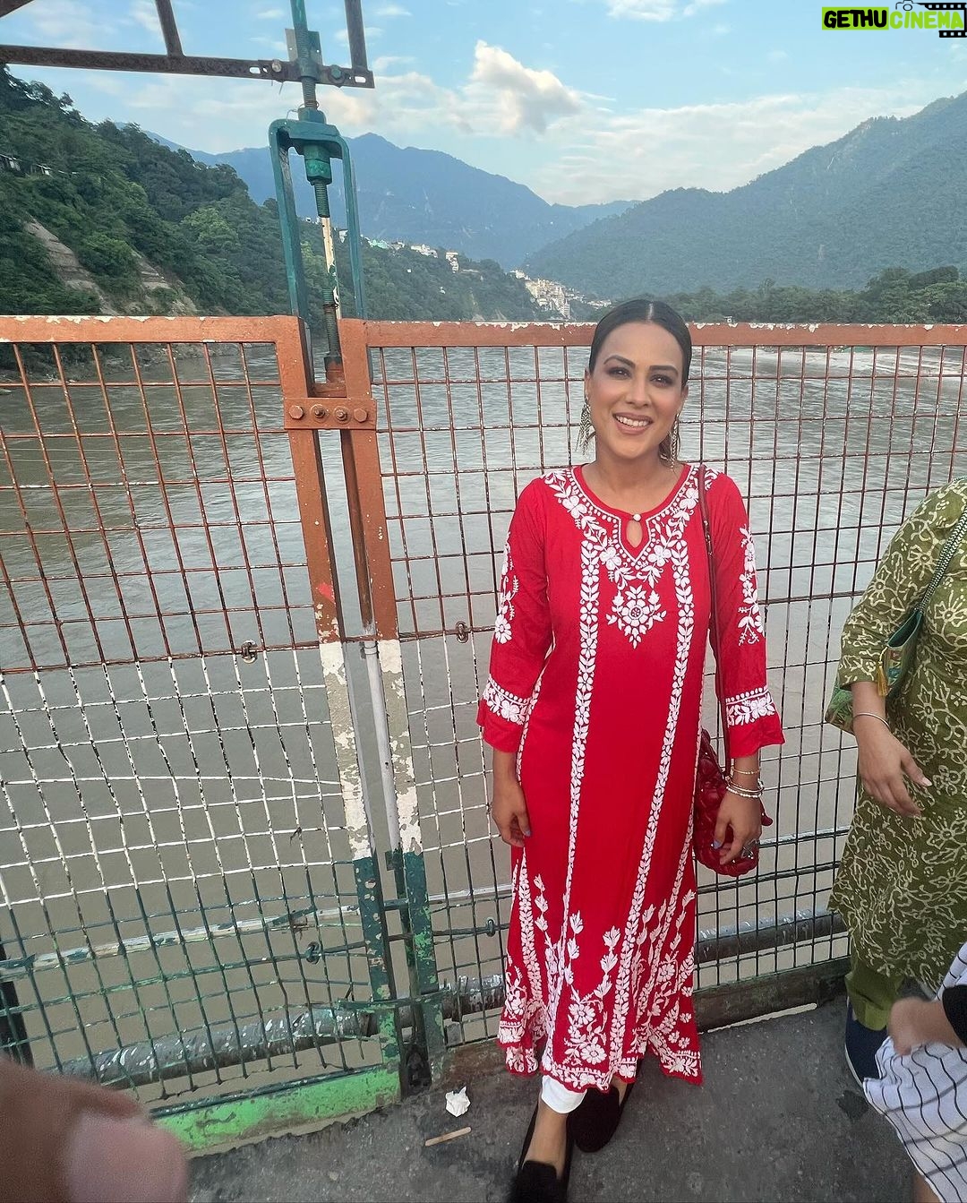 Nia Sharma Instagram - Retracing steps… Memories that we once lived… almost like going back in time Returned to re-live it all. (Manvi all grown up🤪) #rishikesh #laxmanjhula Thanks @vibhakaulbhat for making this happen for me😊 Rishikesh