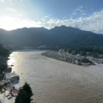 Nia Sharma Instagram - Retracing steps… Memories that we once lived… almost like going back in time Returned to re-live it all. (Manvi all grown up🤪) #rishikesh #laxmanjhula Thanks @vibhakaulbhat for making this happen for me😊 Rishikesh