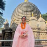 Nia Sharma Instagram - #kamakhyatemple🙏 🙏 This morning is blissful. #gauhati #assam Almost retracing steps.. visited this temple as a kid ,memories are obviously vague.. then a few years ago and Nowww.. 😇 Thank you #AkshayDas #Rajeevda for such beautiful Darshan. Khamakya Devi Temple,.guwahati, Assam