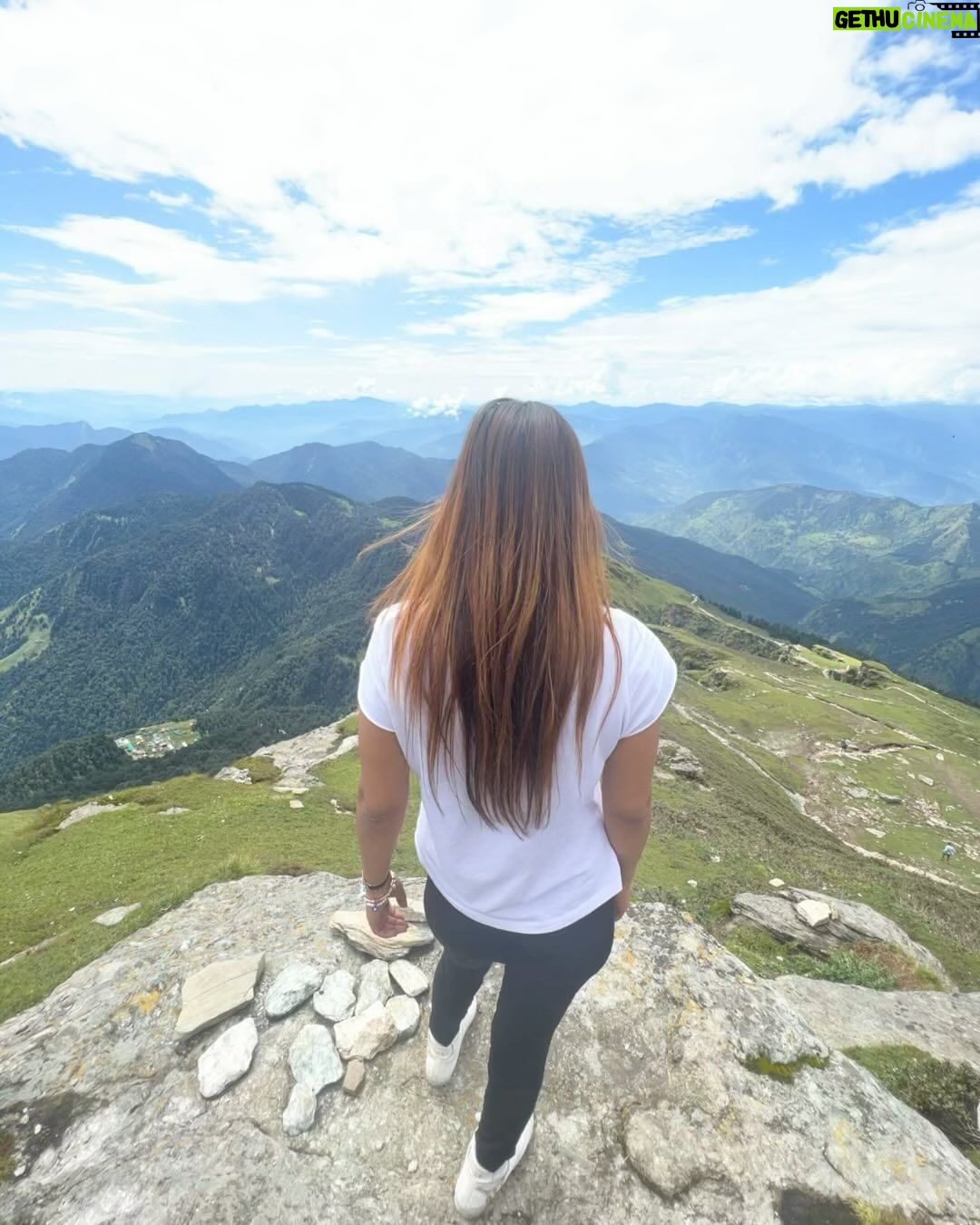 Nia Sharma Instagram - Trekked Right upto the Peak.. (without a 🚁) #chandrashila #tungnathtrek Chandrashila चन्द्रशिला