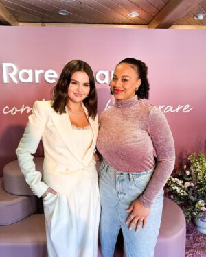 Nia Sioux Instagram - Finding Comfort with @rarebeauty 🤍
