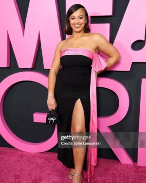 Nia Sioux Instagram - You may see this face in the new Mean Girls movie😏 so thrilled to be a part of something so iconic! My first big screen debut🥹 go watch Mean Girls Jan 12th💗