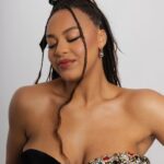 Nia Sioux Instagram - Season’s Greetings 🎁 Photography: @photoblakey Hair: @angelinapanelli Makeup: @makeupartistmichael Styling: @wilfordlenov