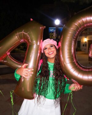 Nia Sioux Instagram - the yard just got a whole lot prettier💕💚 #alphakappaalpha #alphagamma