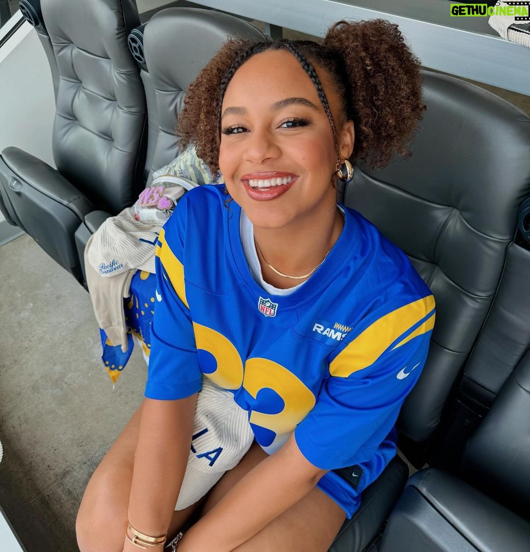 Nia Sioux Instagram - first rams game was a success๐๐๐ SoFi Stadium