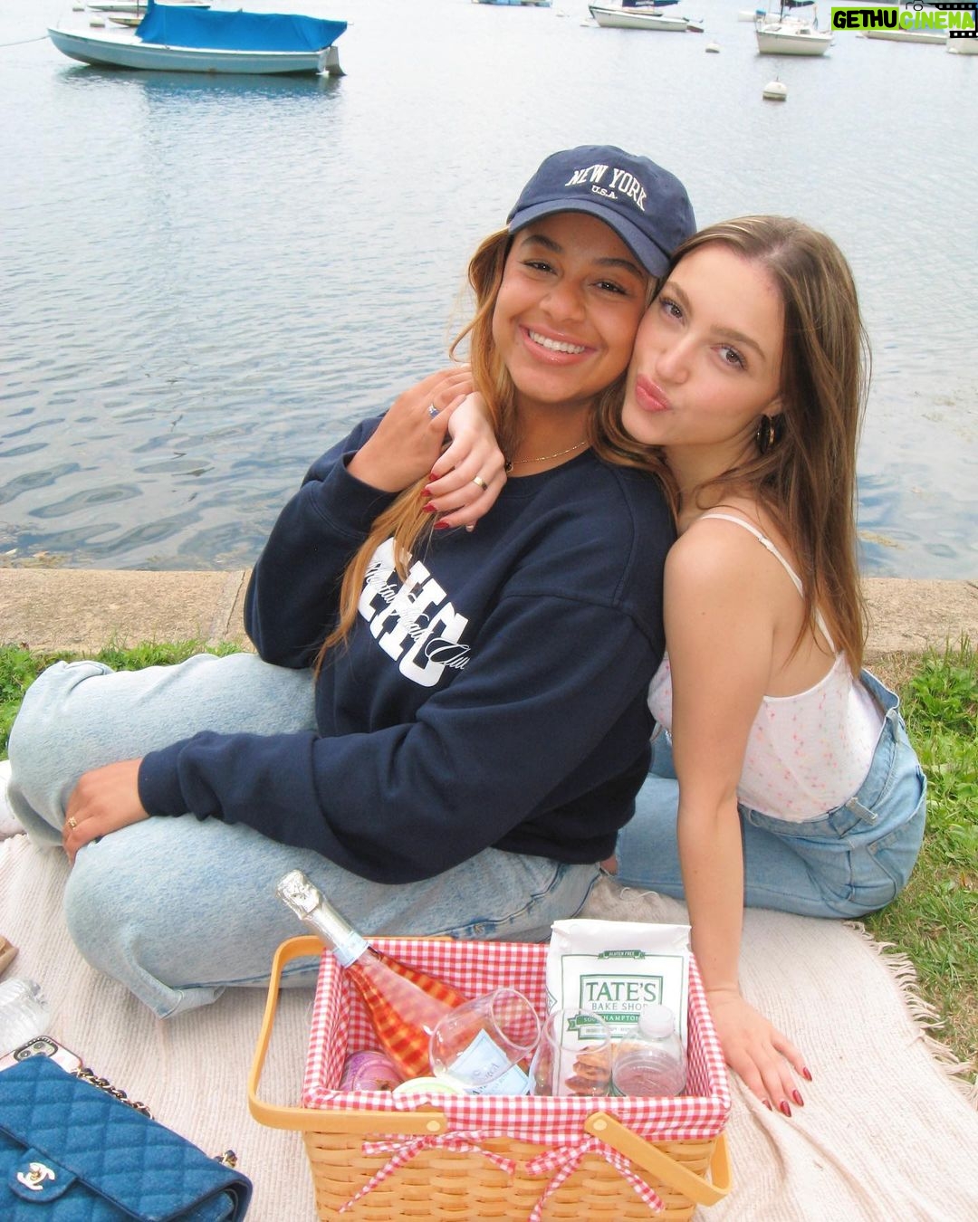 Nia Sioux Instagram - quality picnic time 🧺🍾 Lake Hariett