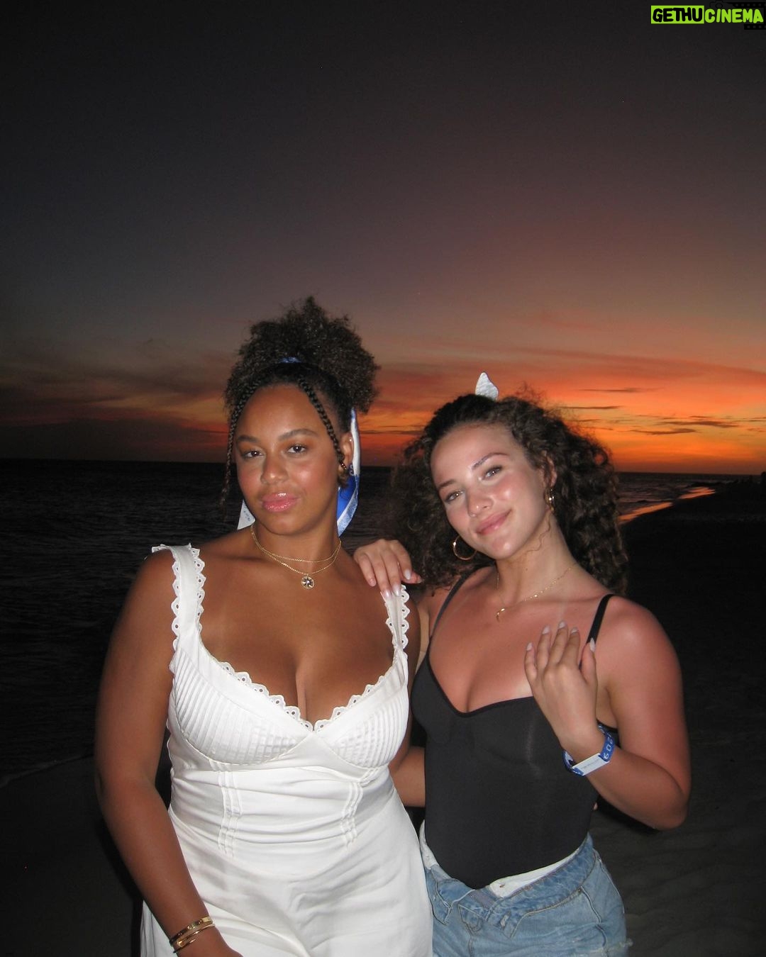 Nia Sioux Instagram - girls trip!!! (plus jake) Aruba