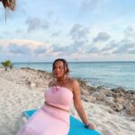 Nia Sioux Instagram - resting beach face✋🌊 Aruba