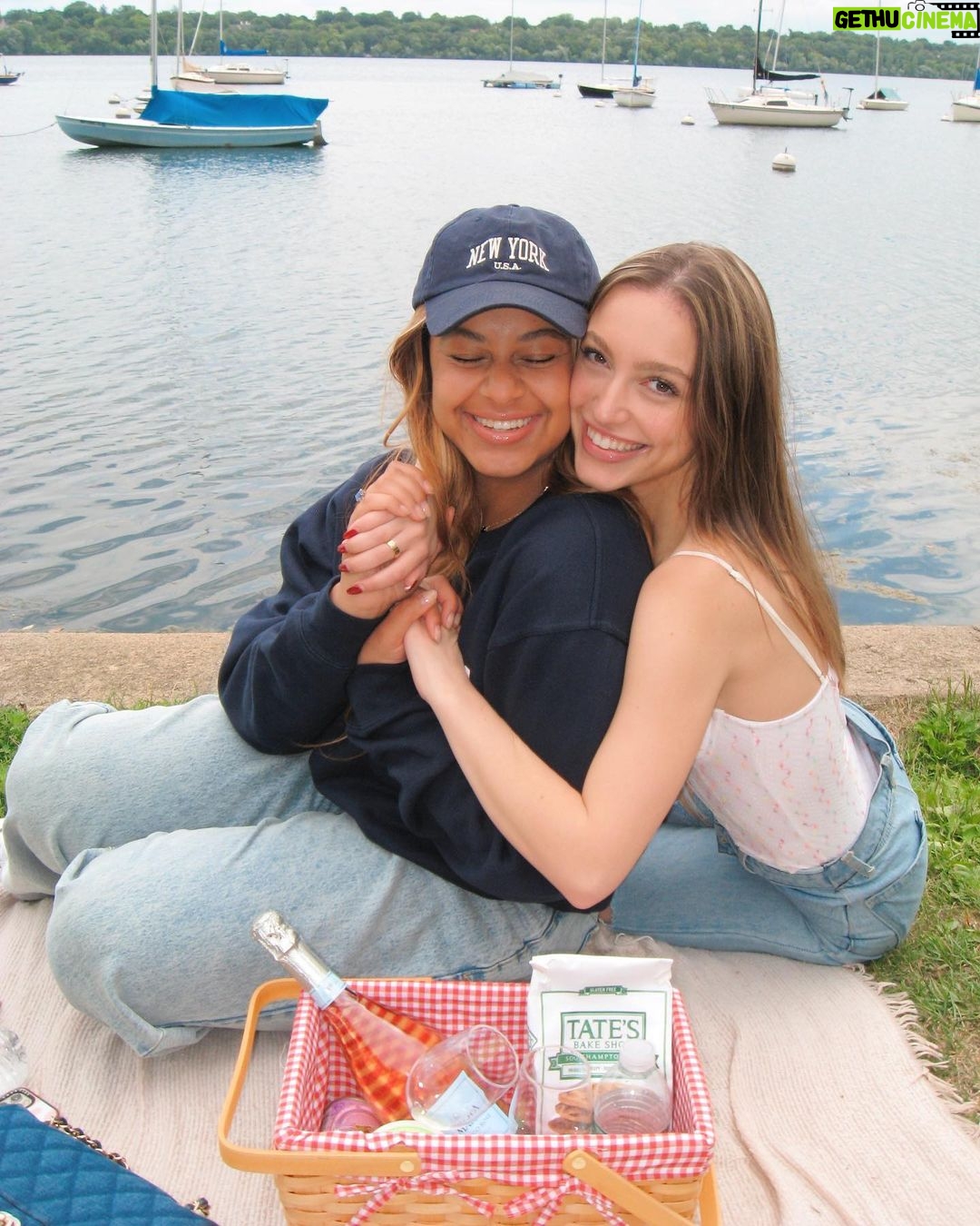 Nia Sioux Instagram - quality picnic time 🧺🍾 Lake Hariett