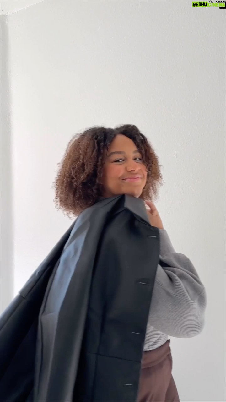 Nia Sioux Instagram - It’s sweater weather! Time to go to Ross for great deals on fall fashion @RossDressForLess #RossFinds #ad