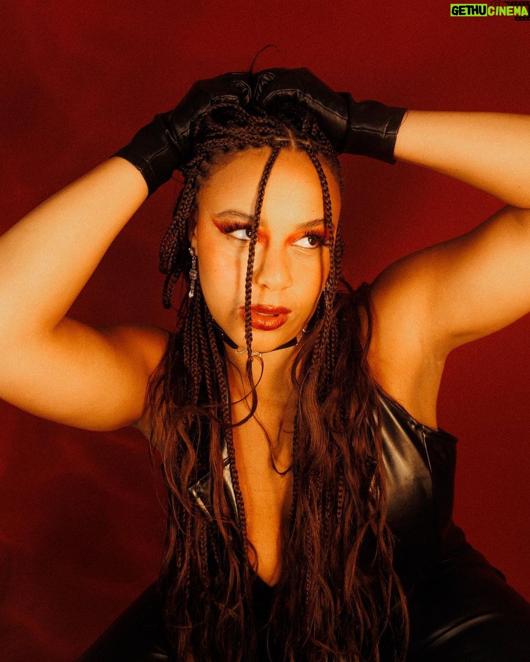 Nia Sioux Instagram - seeing red♥️ photo shoot vlog is out now on my youtube. link in bio💋