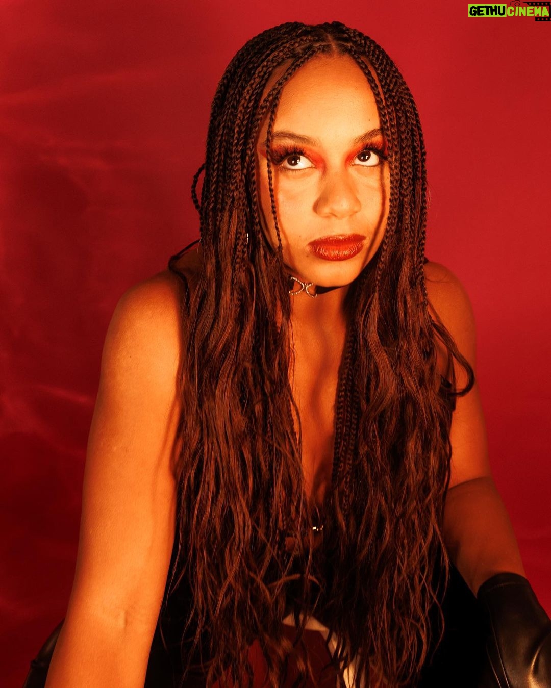 Nia Sioux Instagram - seeing red♥️ photo shoot vlog is out now on my youtube. link in bio💋