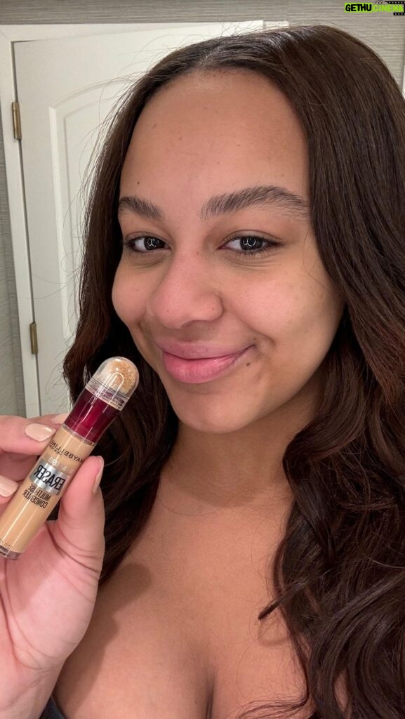 Nia Sioux Instagram - The game this weekend has me feeling tired but you would never know thanks to Maybelline’s Instant Age Rewind Concealer 😌 #MaybellinePartner @maybelline @cvspharmacy