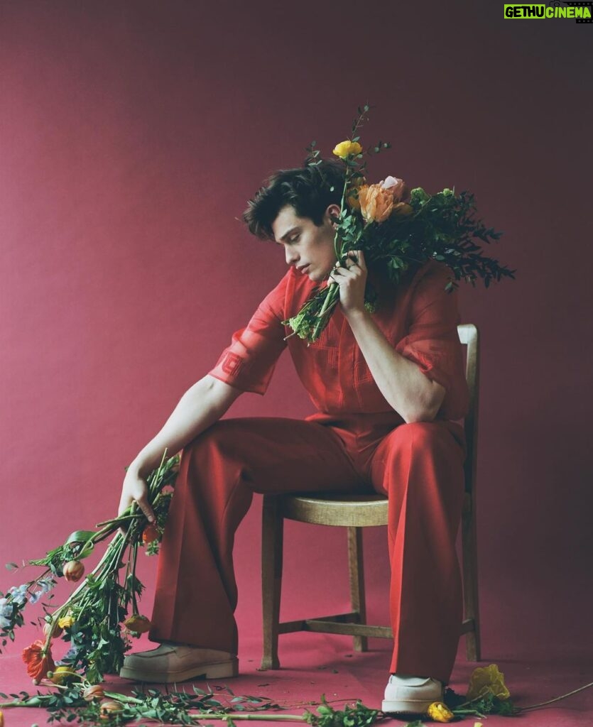 Nicholas Galitzine Instagram - So long as you’re home by Midnight✨ I had such a magical time taking photos with @flauntmagazine for their ‘In the Garden’ issue, which is live on their website now. It might be the wild, nature boy inside me, but I felt so at home being adorned in flowers and having a laugh. 📸 @jasonhetheringtonstudio 🖌 @liztaw 👕 @millermode