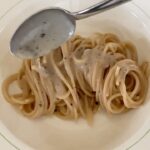 Nicholas Kawamura Instagram - Kæmpestor dag i dag! Det er nemlig World Pasta Day (25. okt.) og jeg laver klassikeren Cacio e Pepe med spaghetti fra @ilfornaiodk 50% fuldkorn - 100% optur! •Spaghetti •Peber •Pecorino Romano •Smør