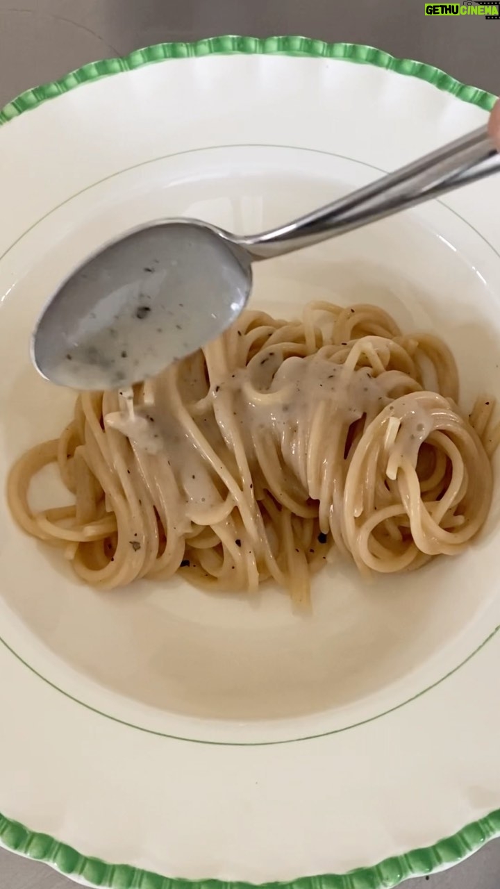 Nicholas Kawamura Instagram - Kæmpestor dag i dag! Det er nemlig World Pasta Day (25. okt.) og jeg laver klassikeren Cacio e Pepe med spaghetti fra @ilfornaiodk 50% fuldkorn - 100% optur! •Spaghetti •Peber •Pecorino Romano •Smør