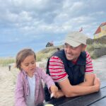 Nicholas Kawamura Instagram - Altid sommer i Skagen❤️ 1. Familien - minus én sovende Babette 2. Robin spiser is. Jeg kigger på🍦 3. Lykken er en hjerteformet fransk kartoffel😍🥔 4. Strand 1 (jeg var i)🏖️🩳🌊 5. Strand 2 (jeg var ikke i)🌊🌧️ 6. Negroni hos @soemaerket 🥃 7. Love sefie @trinekjaer_ 📸❤️ 8. Double stroller double oppakning👜💼 9. Kombardo jive ⛴️ Gl. Skagen