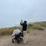 Nicholas Kawamura Instagram - Altid sommer i Skagen❤️ 1. Familien - minus én sovende Babette 2. Robin spiser is. Jeg kigger på🍦 3. Lykken er en hjerteformet fransk kartoffel😍🥔 4. Strand 1 (jeg var i)🏖️🩳🌊 5. Strand 2 (jeg var ikke i)🌊🌧️ 6. Negroni hos @soemaerket 🥃 7. Love sefie @trinekjaer_ 📸❤️ 8. Double stroller double oppakning👜💼 9. Kombardo jive ⛴️ Gl. Skagen