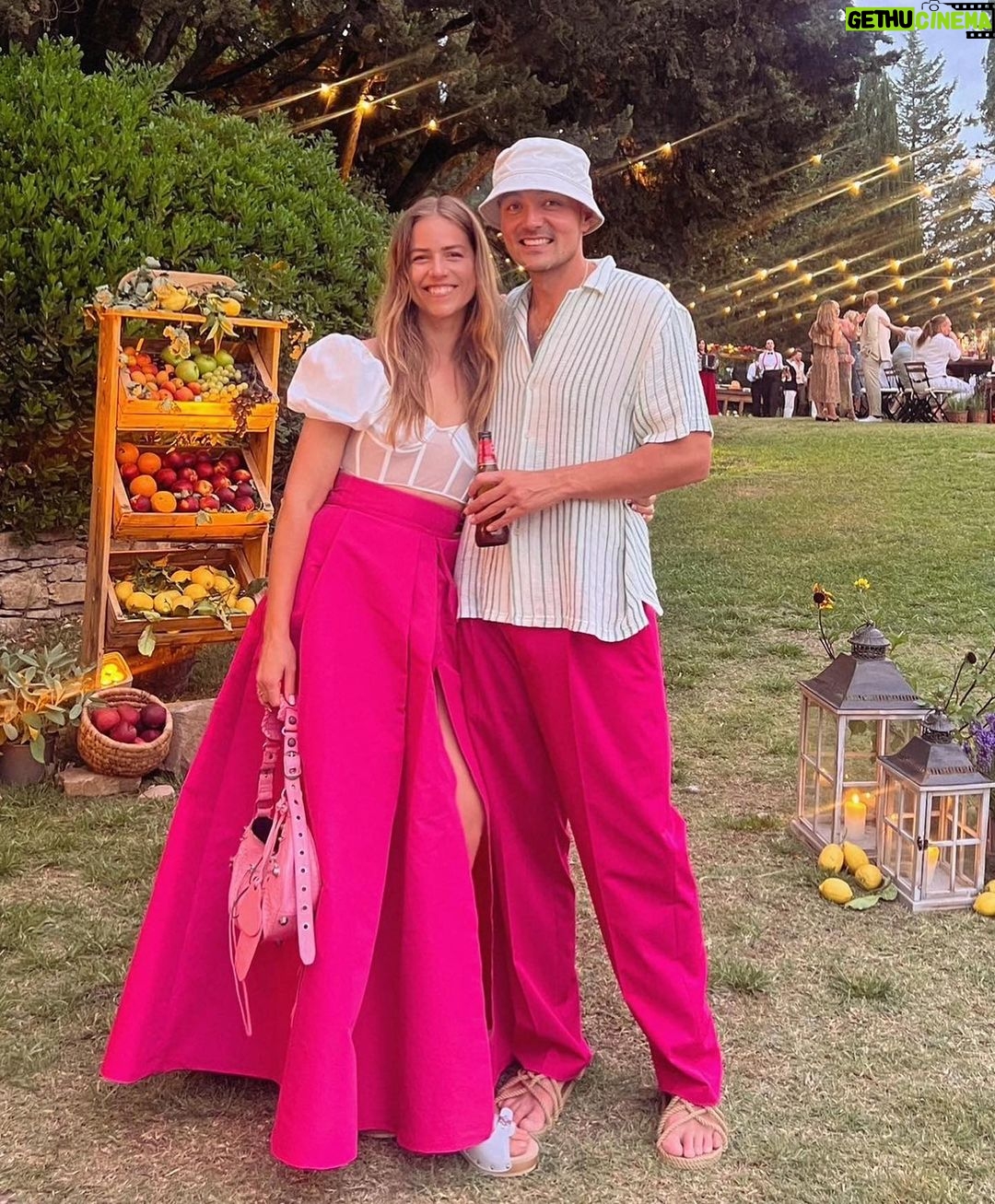 Nicholas Kawamura Instagram - I dag er det 10 år siden, at du min elskede @trinekjaer_ sagde ja til at være min kæreste❤️ Heldigvis… Siden da har vi ikke set os tilbage. Bryllup, tre vidunderlige børn og villa. Jeg glæder mig til de næste 10 år og alle de år der kommer efter❤️
