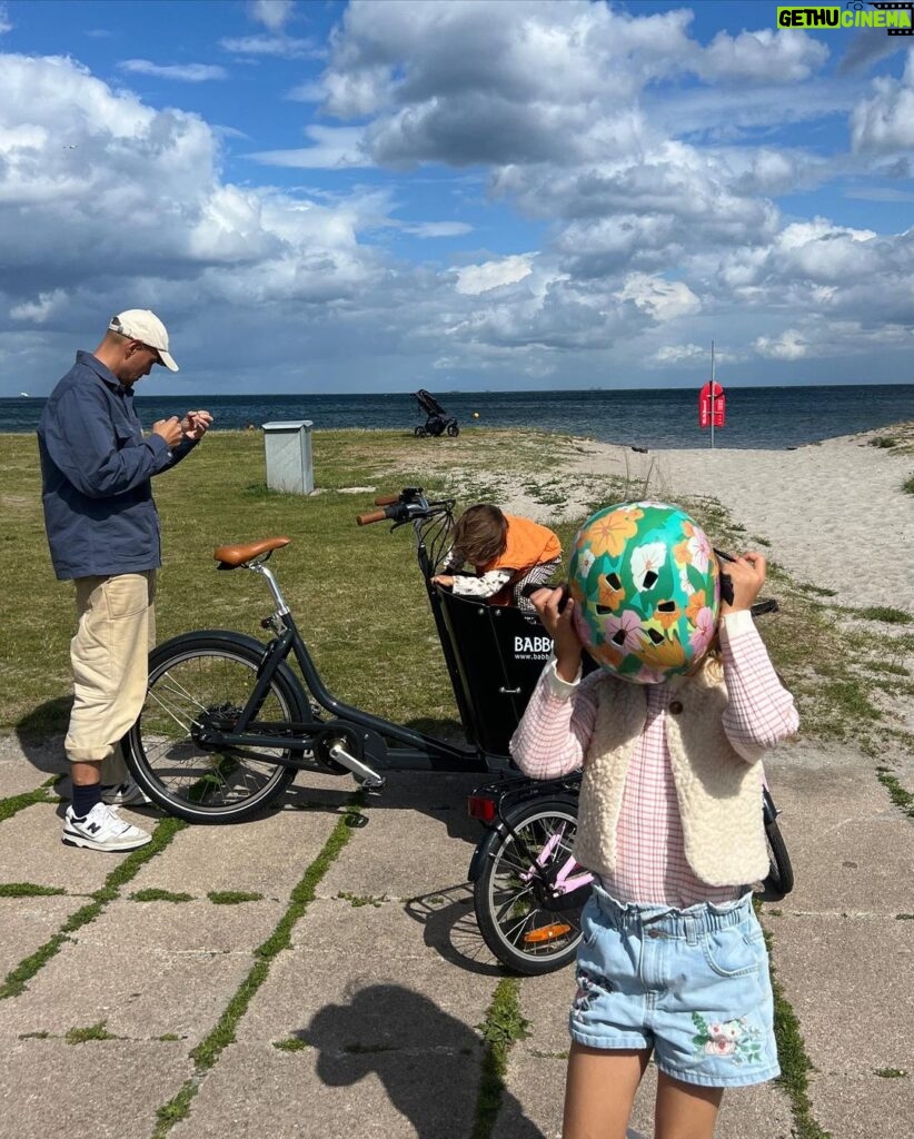 Nicholas Kawamura Instagram - Annonce Vi har fået ny cykel fra @babboe.dk Med siddepladser til fire små barnerumper Så for tiden stikker jeg af med de to store, når lillesøster har brug for ekstra ro❤️ Charlottenlund