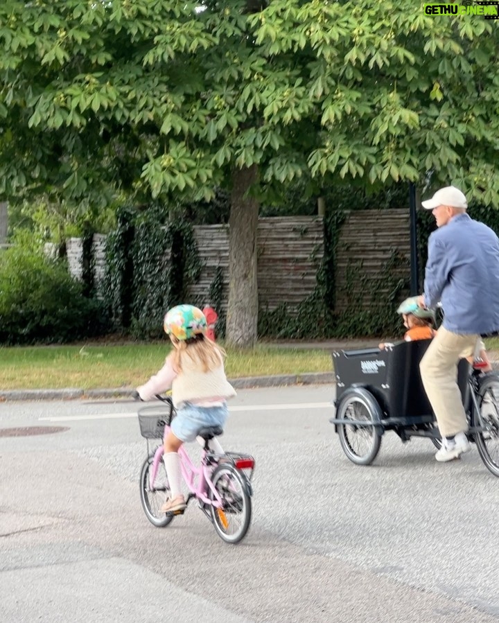 Nicholas Kawamura Instagram - Annonce Vi har fået ny cykel fra @babboe.dk Med siddepladser til fire små barnerumper Så for tiden stikker jeg af med de to store, når lillesøster har brug for ekstra ro❤️ Charlottenlund