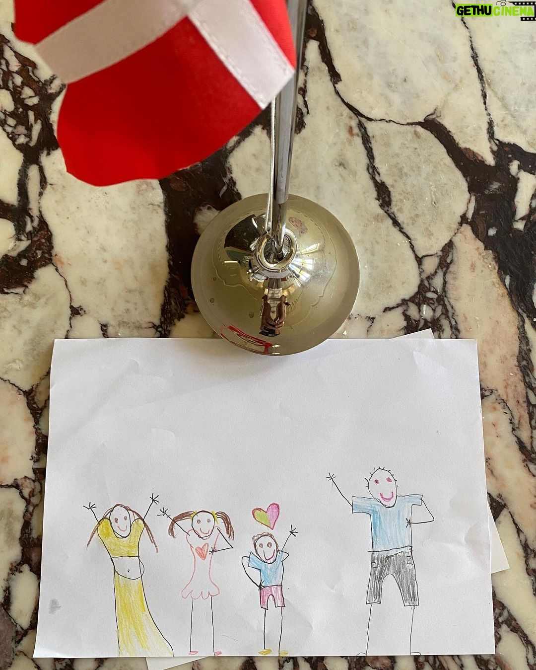 Nicholas Kawamura Instagram - I dag har jeg fødselsdag. Siden første billede, fra en gang i 80’erne, er der alligevel sket en del. Vigtigst af alt, så har jeg fået min egen familie, som i næste uge bliver et medlem rigere (slide for familieportræt pt.)❤️ Vestamager