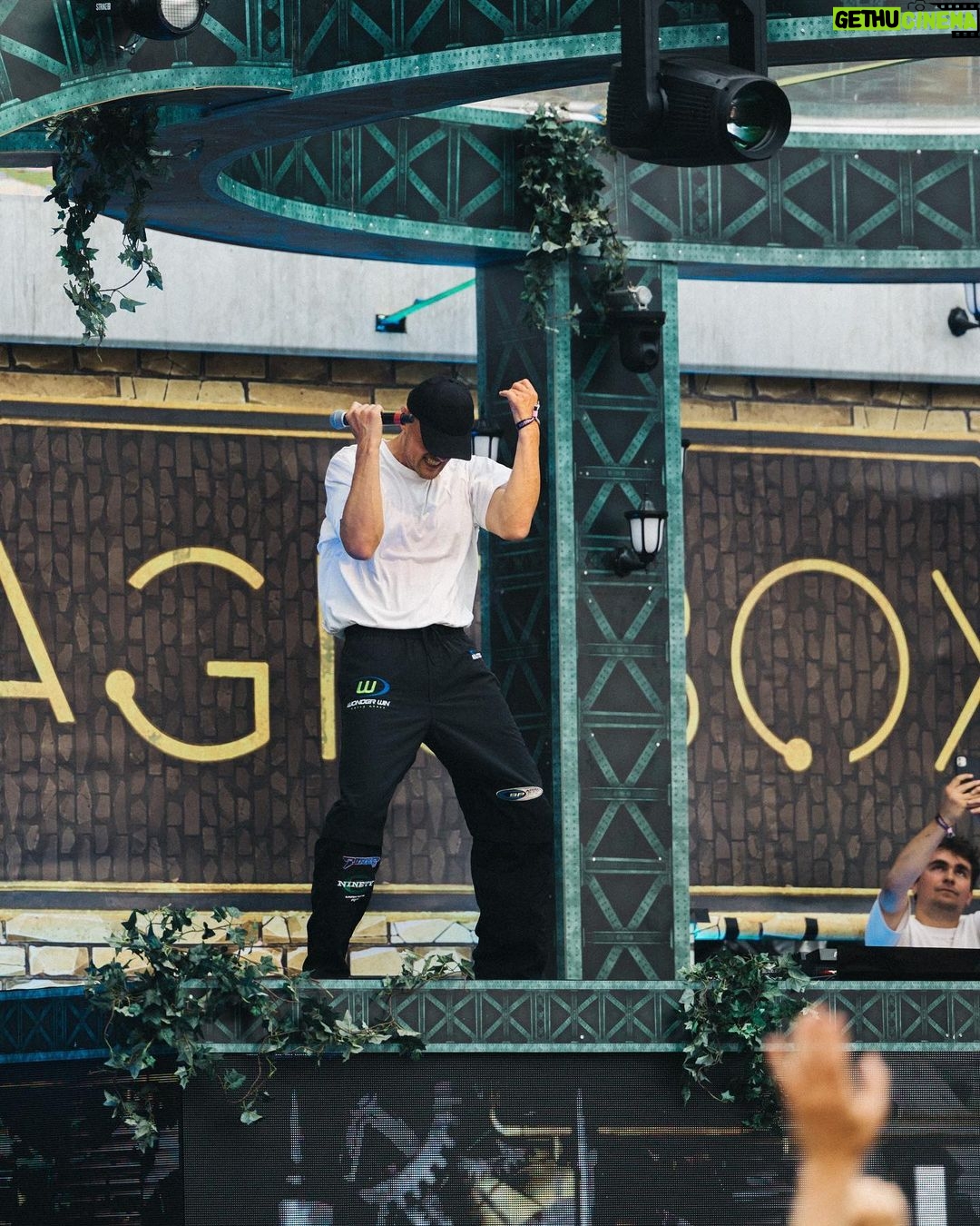 Nicholas Kawamura Instagram - Tabte mit hjerte til @tinderbox_official i går med @jencelkawamura 🥹 En aften som vi aldrig vil glemme❤️ Magicbox crowden er den vildeste! Jeg er målløs… 📸: @alexanderhaakansson Tinderbox