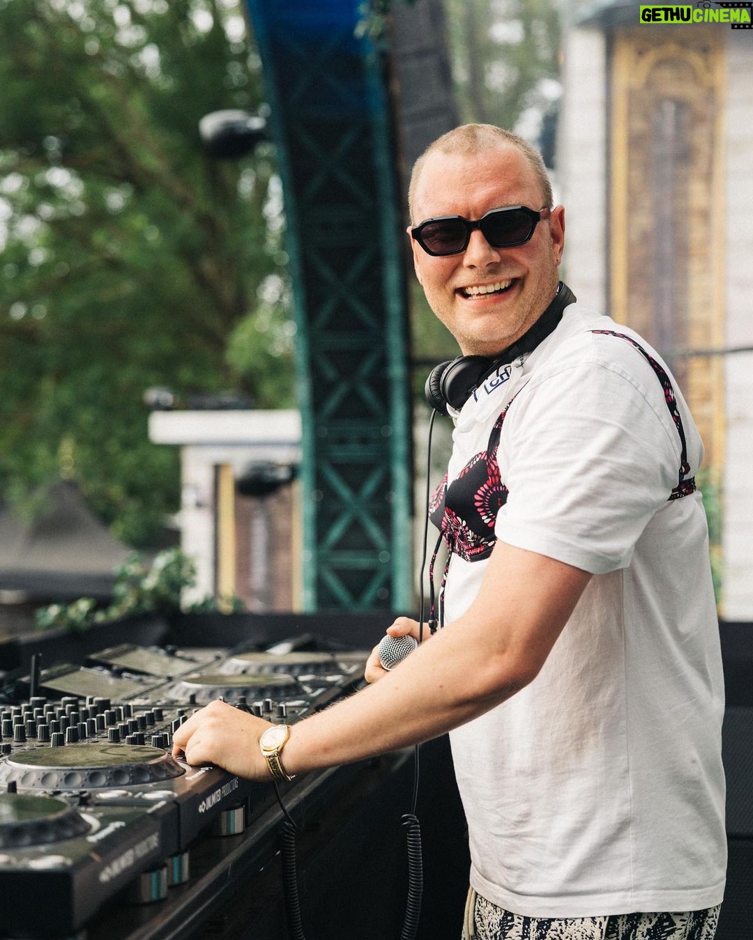Nicholas Kawamura Instagram - Tabte mit hjerte til @tinderbox_official i går med @jencelkawamura 🥹 En aften som vi aldrig vil glemme❤️ Magicbox crowden er den vildeste! Jeg er målløs… 📸: @alexanderhaakansson Tinderbox