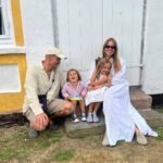 Nicholas Kawamura Instagram - Altid sommer i Skagen❤️ 1. Familien - minus én sovende Babette 2. Robin spiser is. Jeg kigger på🍦 3. Lykken er en hjerteformet fransk kartoffel😍🥔 4. Strand 1 (jeg var i)🏖️🩳🌊 5. Strand 2 (jeg var ikke i)🌊🌧️ 6. Negroni hos @soemaerket 🥃 7. Love sefie @trinekjaer_ 📸❤️ 8. Double stroller double oppakning👜💼 9. Kombardo jive ⛴️ Gl. Skagen