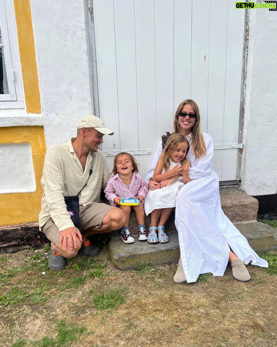 Nicholas Kawamura Instagram - Altid sommer i Skagen❤️ 1. Familien - minus én sovende Babette 2. Robin spiser is. Jeg kigger på🍦 3. Lykken er en hjerteformet fransk kartoffel😍🥔 4. Strand 1 (jeg var i)🏖️🩳🌊 5. Strand 2 (jeg var ikke i)🌊🌧️ 6. Negroni hos @soemaerket 🥃 7. Love sefie @trinekjaer_ 📸❤️ 8. Double stroller double oppakning👜💼 9. Kombardo jive ⛴️ Gl. Skagen