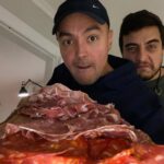 Nicholas Kawamura Instagram – Ting jeg har drukket og spist på det seneste… 

1. GT til Vild med Dans julefrokost
2. Hellig treenighed
3. N’Duja pasta🔥
4. Mezcal v. @aounmunir 
5. Bræt m. @aounmunir 
6. Blodappelsin og fennikel 
7. Starten på en bearnaise 
8. En lille smuk puntarelle
9. Shotsrør v. @anthonedwards