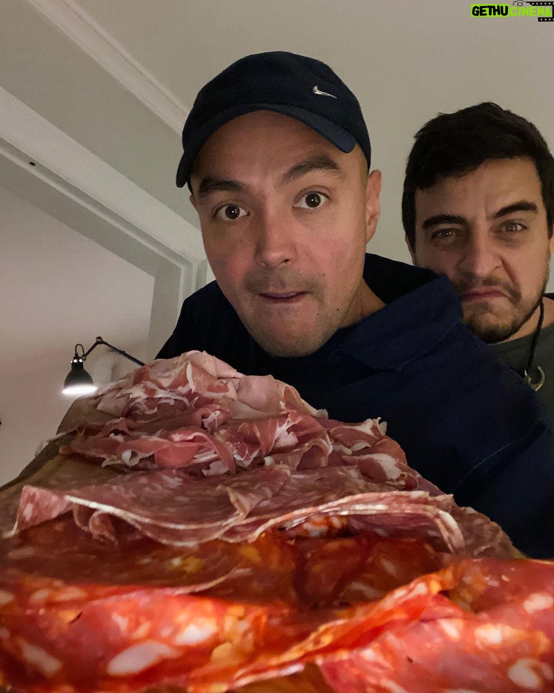 Nicholas Kawamura Instagram - Ting jeg har drukket og spist på det seneste… 1. GT til Vild med Dans julefrokost 2. Hellig treenighed 3. N’Duja pasta🔥 4. Mezcal v. @aounmunir 5. Bræt m. @aounmunir 6. Blodappelsin og fennikel 7. Starten på en bearnaise 8. En lille smuk puntarelle 9. Shotsrør v. @anthonedwards