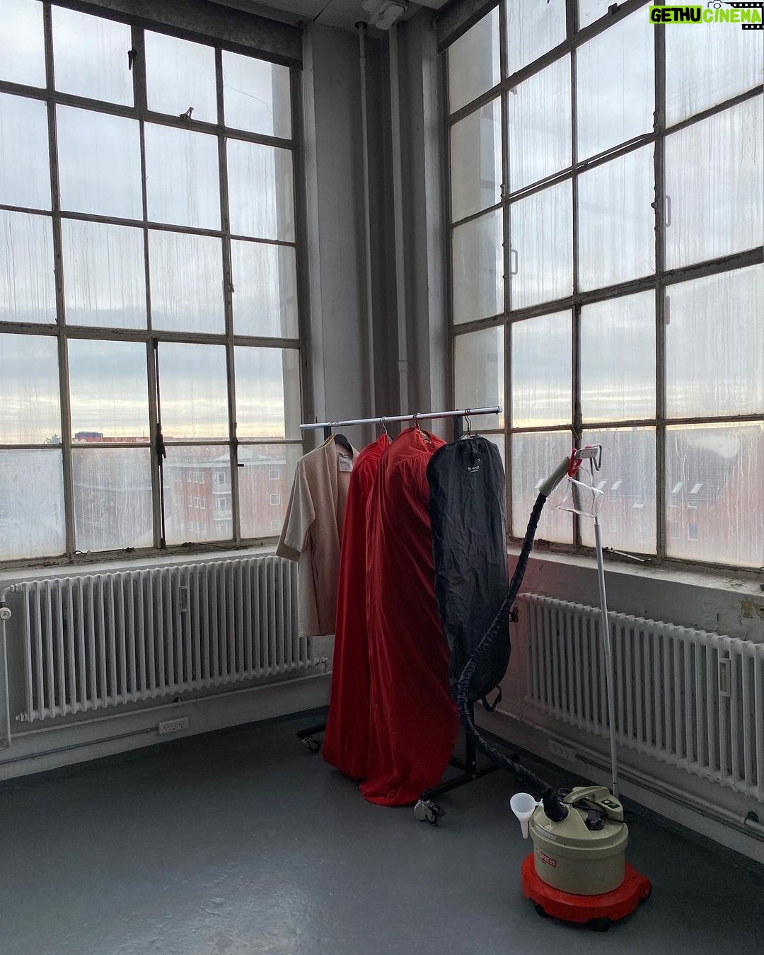 Nicholas Kawamura Instagram - BTS fra vores skydning med den mesterligt dygtige @rasmusluckmann 📸 i forbindelse med præstebilledet⛪️ @laagsusofficiel @pellepeterjencel