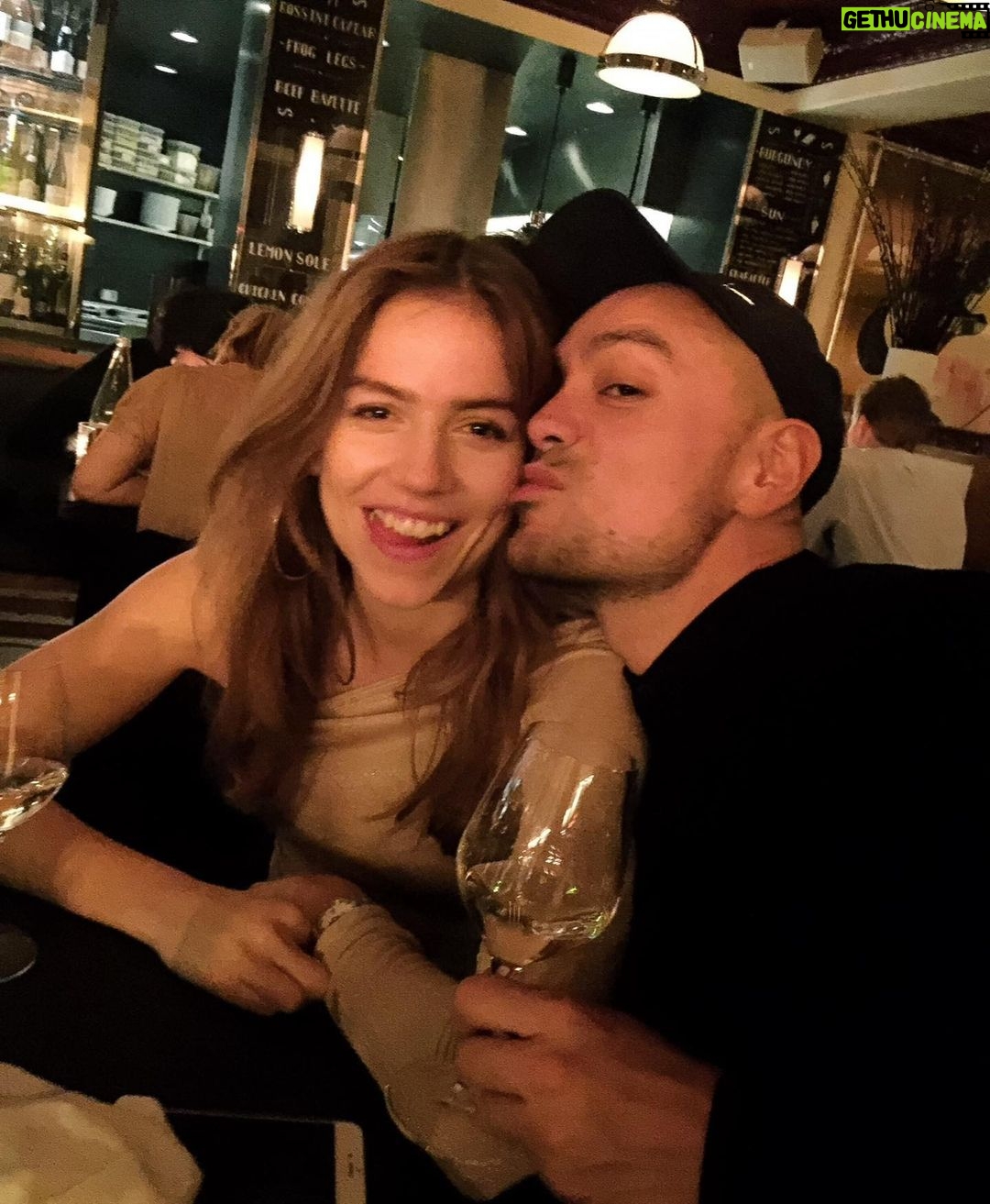 Nicholas Kawamura Instagram - I dag er det 10 år siden, at du min elskede @trinekjaer_ sagde ja til at være min kæreste❤️ Heldigvis… Siden da har vi ikke set os tilbage. Bryllup, tre vidunderlige børn og villa. Jeg glæder mig til de næste 10 år og alle de år der kommer efter❤️