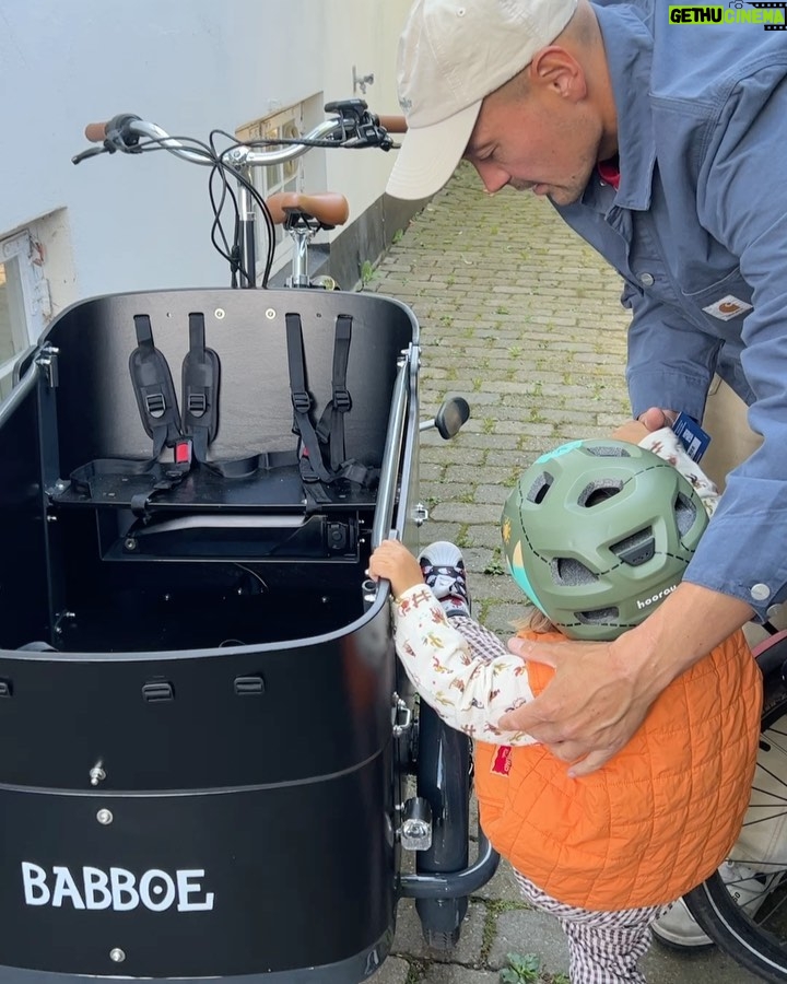 Nicholas Kawamura Instagram - Annonce Vi har fået ny cykel fra @babboe.dk Med siddepladser til fire små barnerumper Så for tiden stikker jeg af med de to store, når lillesøster har brug for ekstra ro❤️ Charlottenlund