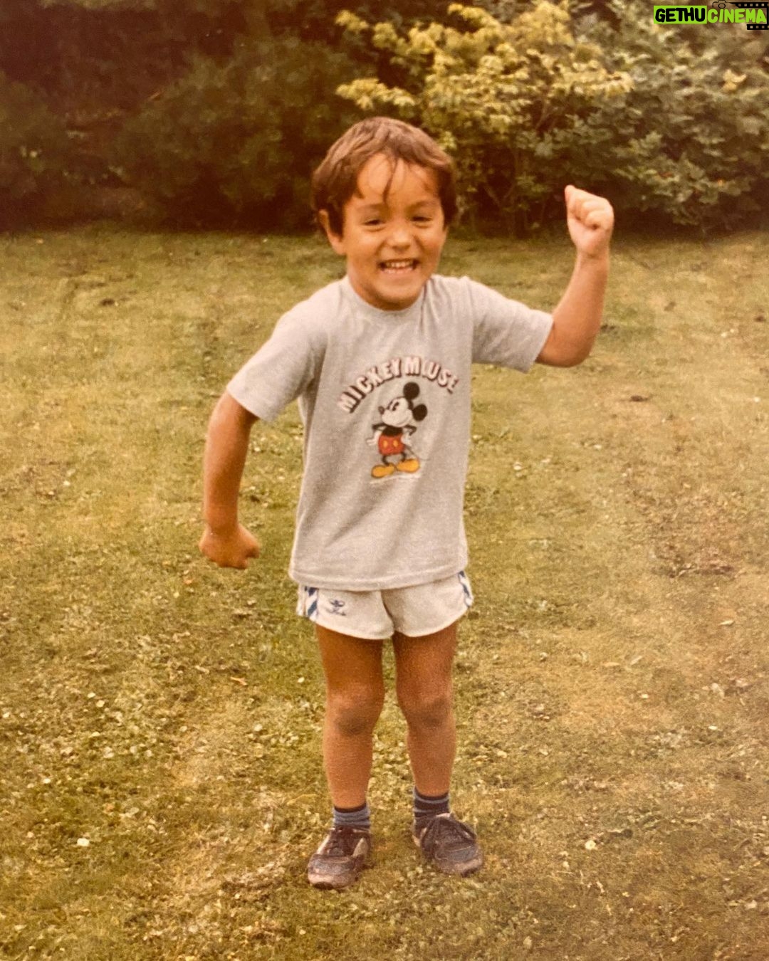 Nicholas Kawamura Instagram - I dag har jeg fødselsdag. Siden første billede, fra en gang i 80’erne, er der alligevel sket en del. Vigtigst af alt, så har jeg fået min egen familie, som i næste uge bliver et medlem rigere (slide for familieportræt pt.)❤️ Vestamager
