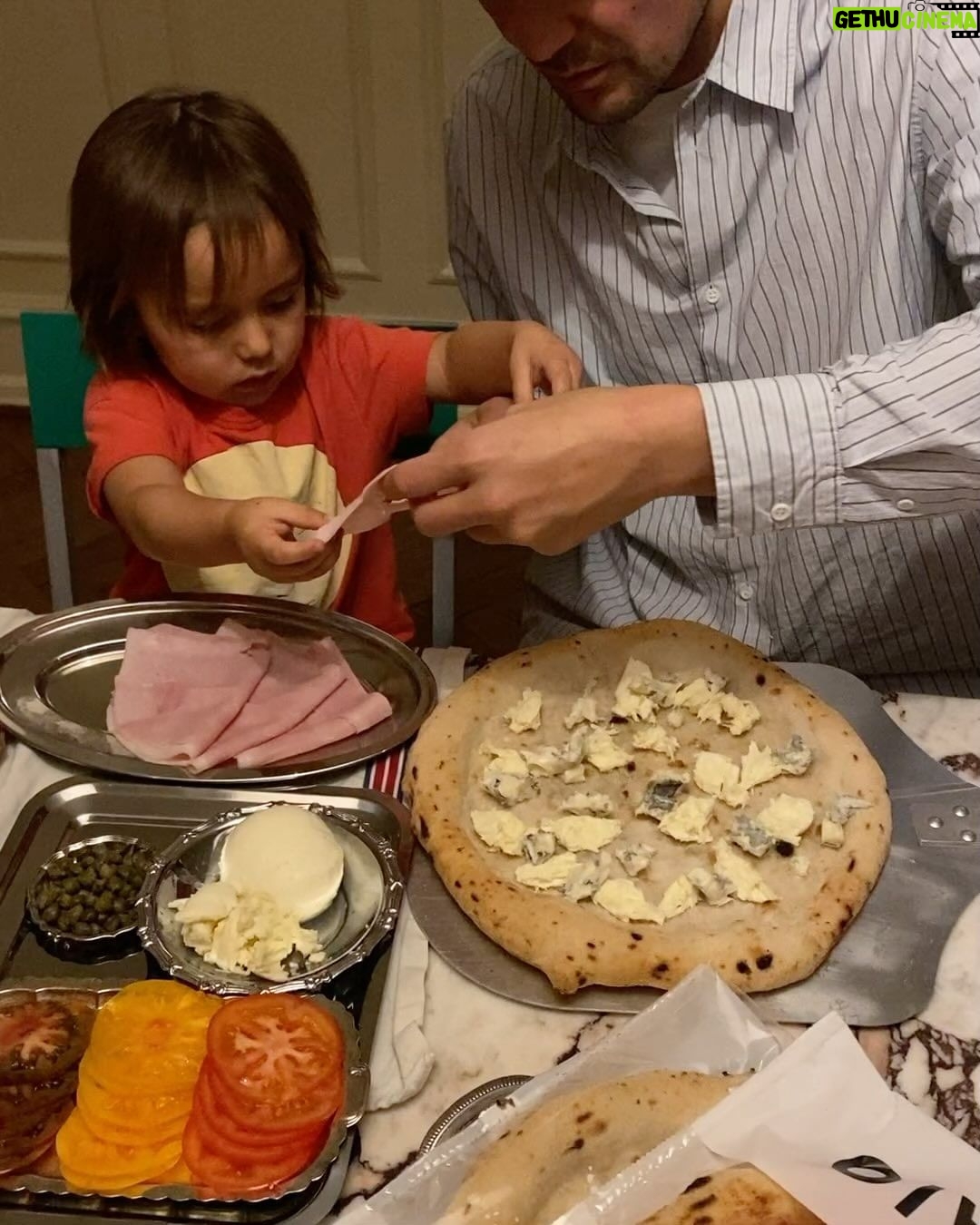 Nicholas Kawamura Instagram - Pizza med Robin 😍 @ilfornaiodk ‘s færdige bunde der bare skal fyldes og i ovnen er simpelthen det største pizza hack til dato🍕