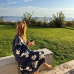 Nicholas Kawamura Instagram - Vi traf en rask beslutning og tog til Bornholm her i weekenden❤️ 1. Najell livet 2. Pizza date 3. Georg look i blæsevejr 4. @trinekjaer_ har et moment☕️☀️ 5. Blæsevejrsbegejstring 6. Stedet 7. Robiiiin😍 8. Bornholmsk eller hollandsk??? Allinge, Bornholm, Denmark