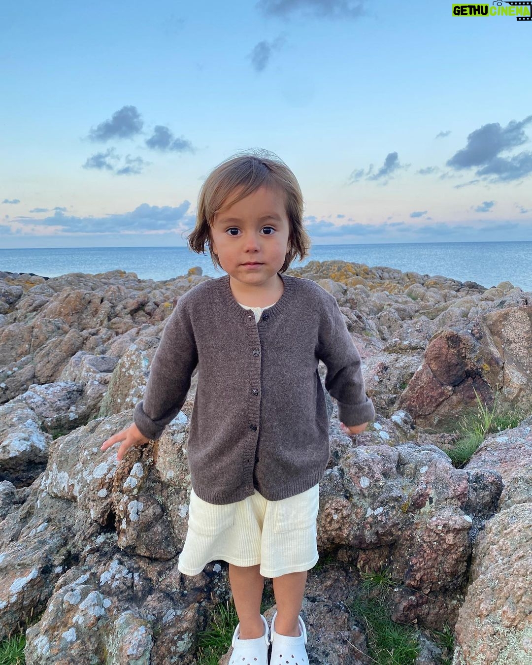 Nicholas Kawamura Instagram - Vi traf en rask beslutning og tog til Bornholm her i weekenden❤️ 1. Najell livet 2. Pizza date 3. Georg look i blæsevejr 4. @trinekjaer_ har et moment☕️☀️ 5. Blæsevejrsbegejstring 6. Stedet 7. Robiiiin😍 8. Bornholmsk eller hollandsk??? Allinge, Bornholm, Denmark