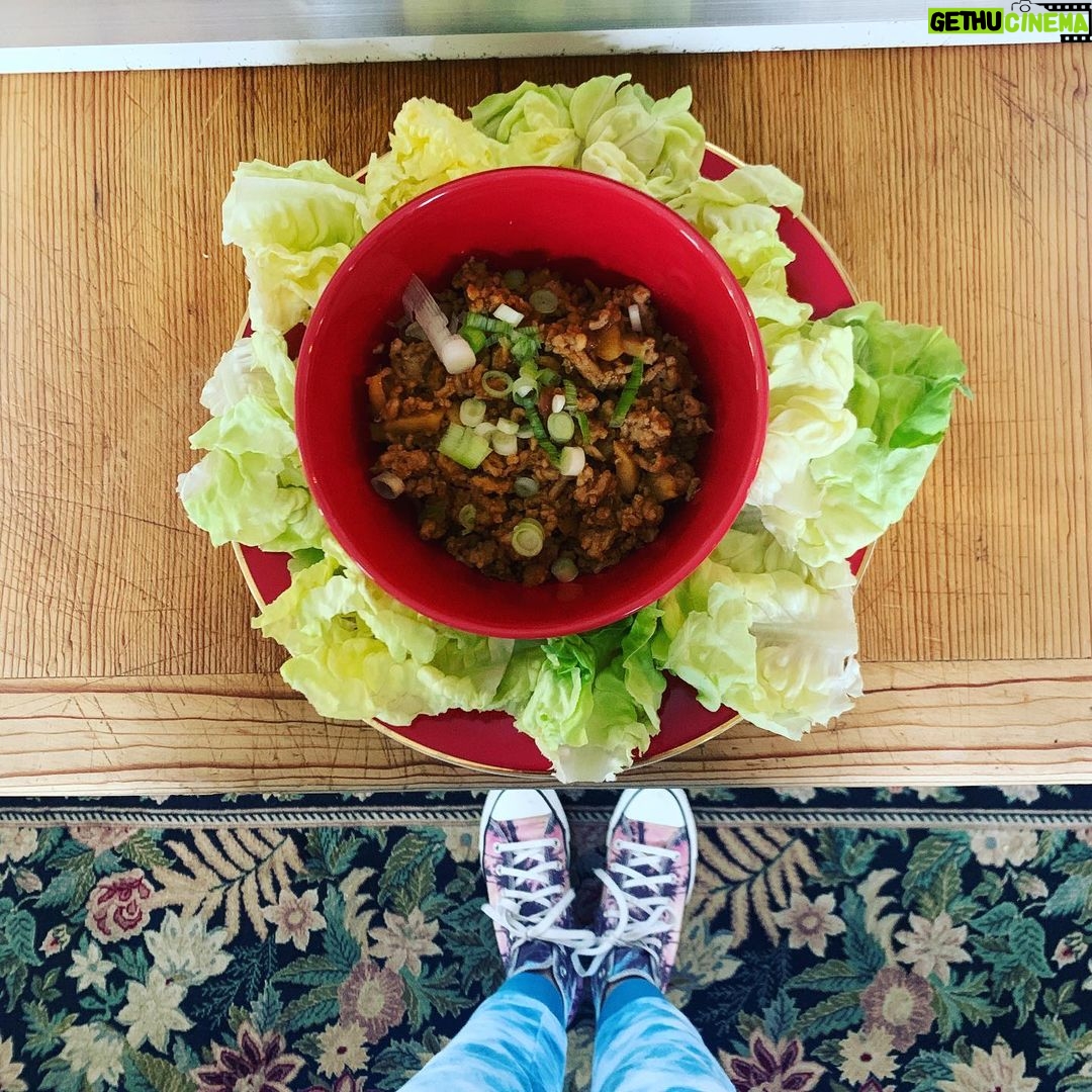 Nicholle Tom Instagram - I made chicken lettuce cups! Reminds me of a sunflower 🌻 thanks @blakeclendenin for the fabulous recipe! Xoxo